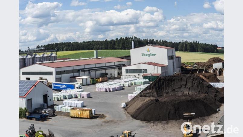 Ein über 25 Hektar großes Betriebsgelände am Hauptstandort in Stein bei Plößberg (Kreis Tirschenreuth) dient der Lagerung, Aufbereitung und dem Versand der Naturrohstoffe. Allein in Stein beschäftigt das Erdenwerk rund 170 Menschen. Bild: Rosenboom / Ziegler