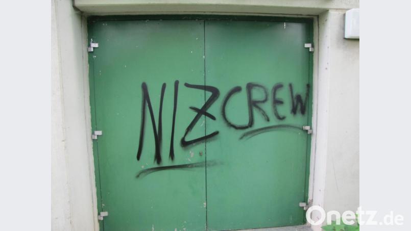 Schwarz auf grün: Die Polizei sucht nach den Urhebern der Schmierereien an der Krötenseeschule. Bild: Polizei