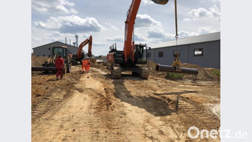 Die Baumaschinen im Bereich der Gewerbegebietserweiterung Brunnlettberg Ost im Bauabschnitt II laufen. Die Arbeiten für etwa 100 Meter Straße, einen Wendehammer und die Versorgungsleitungen können noch in den Sommermonaten abgeschlossen werden. Bild: bö