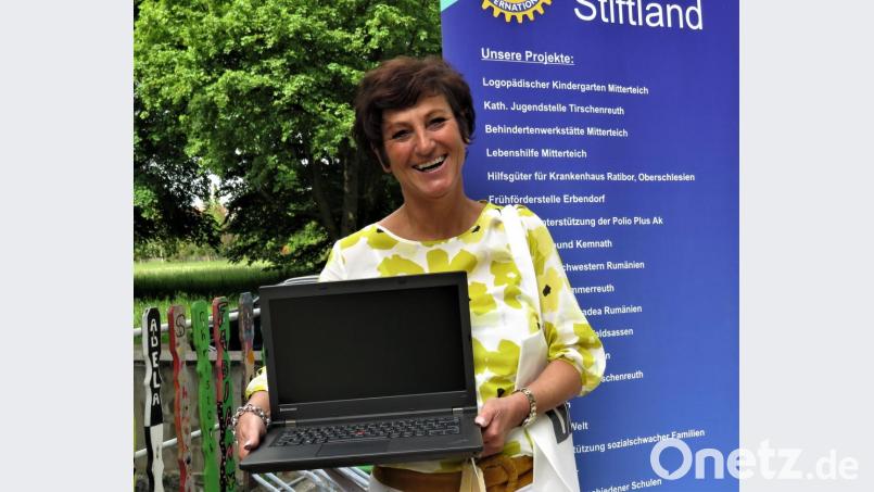 Schulleiterin Ursula Huber strahlt übers ganze Gesicht. Mit den 15Stefan Laptops, sagt sie, könne man nun die Schüler auf Homeschooling bestens vorbereiten. Denn "Schule daheim" muss neben dem wieder eröffneten Unterricht weiterhin stattfinden. Bild: ubb