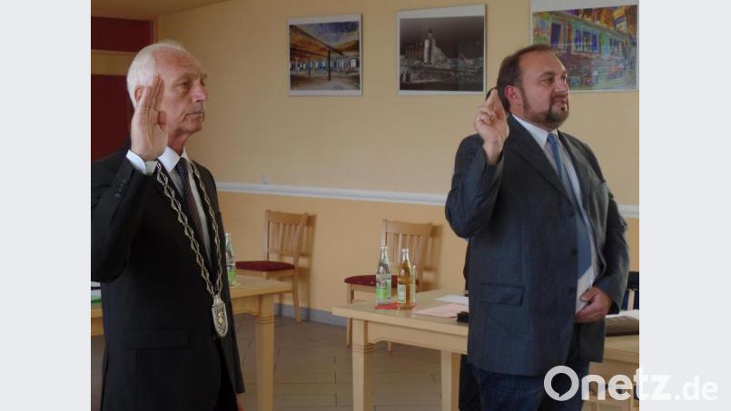 Bürgermeister Peter König (links) vereidigte Oliver Becher (rechts) sowohl als neues Ratsmitglied als auch als Zweiten Bürgermeister. Bild: br