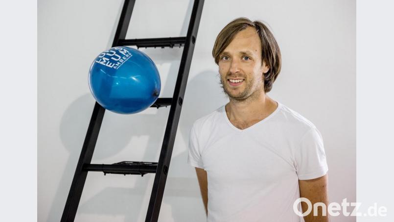 Wouter Widdershoven beim Aufbau der Ausstellung im Luftmuseum neben der Arbeit „Highs and Lows“: Luft, die die Treppe hinaufsteigt. Bild: Marcus Rebmann/exb