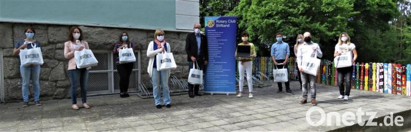 Das freut das Lehrerteam sehr: Wolfgang Gropengießer, Präsident des Rotary-Clubs Stiftland und Geschäftsführer der IGZ Falkenberg, hilft Schulleiterin Ursula Huber (Mitte) bei der Digitalisierung des Förderzentrums. Bild: ubb
