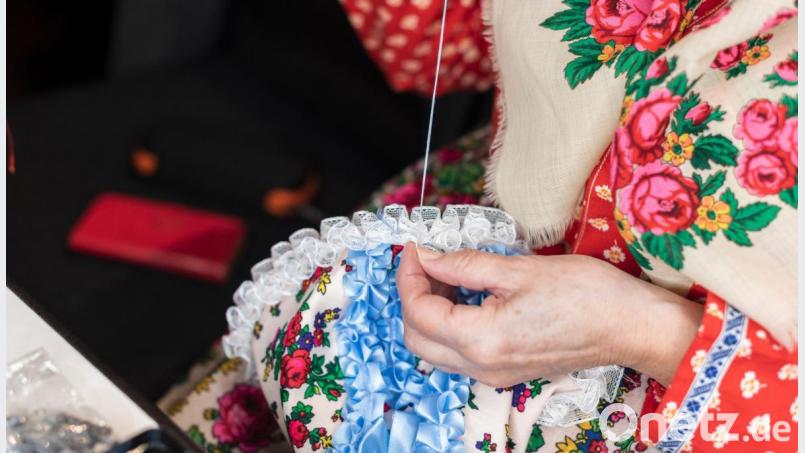 Traditionelles Handwerk, wie die Kostümstickerei (Bild) oder das Spitzenklöppeln, sollen mithelfen, um Touristen in den Böhmischen Wald und in die Oberpfalz zu locken. Bild: Regionale Entwicklungsagentur der Region Pilsen
