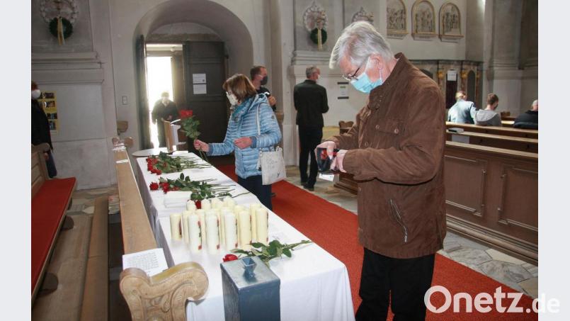 Anders als sonst wurden die Ritarosen, Kerzen und Ölfläschchen diesmal nicht vor dem Gotteshaus, sondern im Kirchenschiff angeboten. Das Geld warf man im Opferstock ein. Bild: wro