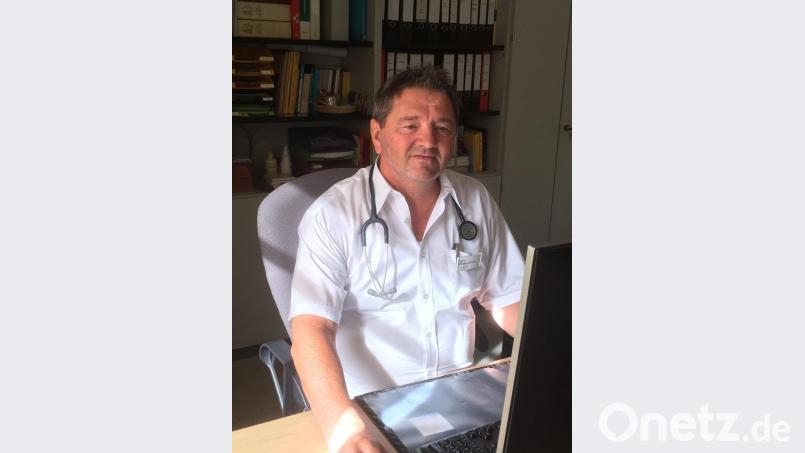 Zentrumsleiter Dr. Stephan Kirchner an seinem Arbeitsplatz. Bild: KfH-Nierenzentrum