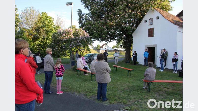 Auffallend viele Gläubige, darunter auch viele der Junge, wohnten am Dienstagabend der Maiandacht an der Kapelle in Kondrau bei, natürlich im entsprechenden Sicherheitsabstand. Bild: kro