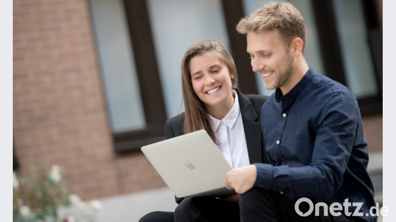 Katharina Hochmuth und Tim Hautkappe entwickelten während des Lockdowns ihre eigene App weiter. Bild: Photo-Studio Büttner