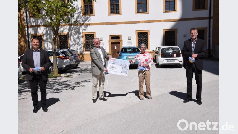 Einen Spendenscheck über 2500 Euro übergaben in den vergangenen Tagen die Bankvorstände der Raiffeisenbank Unteres Vilstal, Michael Doblinger (links) und Karl Schlagbauer (rechts) an den Leiter der Caritas-Sozialstation Ensdorf, Richard Sellmeyer und Pflegedienstleiterin Christel Knorr. Bild: bö