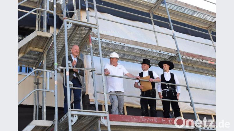 Kewog-Geschäftsführer Bernd Büsching mit Günther Meyer von Fertigbau Regnauer und André Hertel sowie seinem Mitarbeiter von Holzbau Seitzer beim Richtspruch. Bild: szl