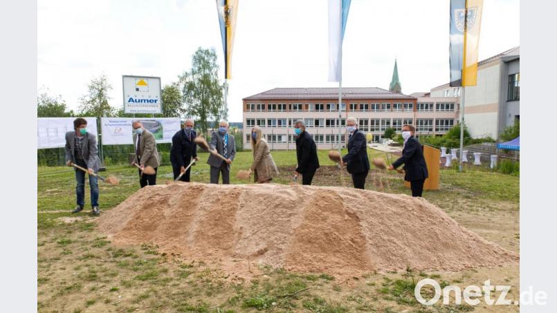 Den Spaten beim obligatorischen Spatenstich nahmen (von rechts) &quot;Gastro&quot;-Geschäftsführer Hans Donko, Bürgermeister Johannes Reger, Regierungspräsident Axel Bartelt, Rektorin Sabine Graser, stellvertretender Landrat Günther Kopp, Bürgermeister Werner Prucker aus Reuth, Zweiter Bürgermeister Herbert Mattes aus Krummennaab und Bauunternehmer Stefan Aumer. Bild: JOCHEN NEUMANN 
ERBENDORF