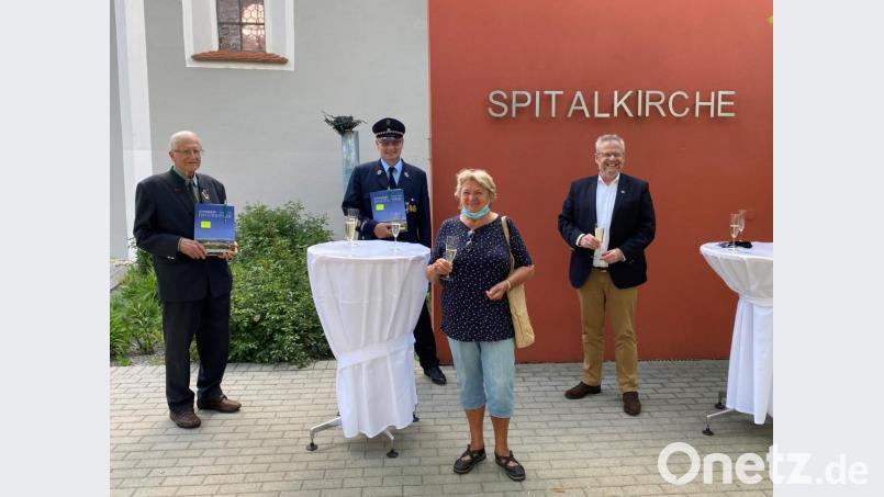 Oberbürgermeister Andras Feller (rechts) überreichte diesmal die Ehrenamtskarten im Freien. Mit Herbert Krauthann, Peter Radlinger und Anneliese Knerer (von links) stieß er in gebührendem Abstand auf die erhaltenen Auszeichnungen an. Bild: M. Schuierer/exb