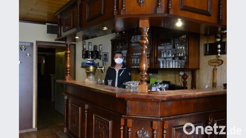 Bei Peter Kraus von der Pilsstube &quot;Zum Fassl&quot; in Tirschenreuth läuft die Öffnung des Innenbereichs nur schleppend an. An der Theke, wo normalerweise seine Kundschaft sitzt, stehen keine Stühle mehr. Die meisten seiner Gäste sitzen im Außenbereich. Bild: vlu