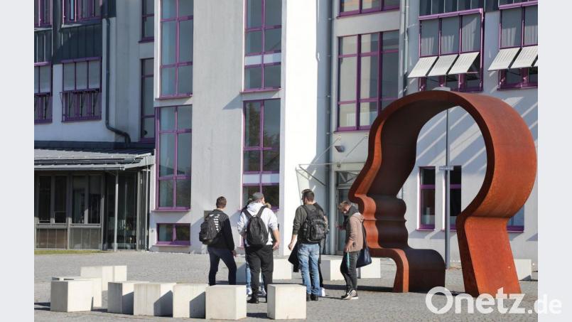 Campus-Szene in Weiden: Wissen ist das Fundament, auf dem die berufliche Zukunft gründet. Bild: Wolfgang Steinbacher
