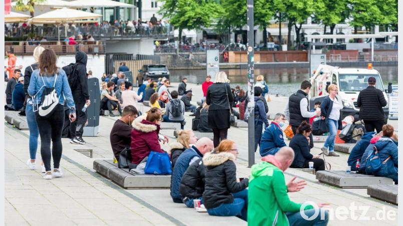 Die Abstandsregel wird kurz nach den ersten Lockerungen vielerorts nicht mehr eingehalten. Bild: Markus Scholz/dpa
