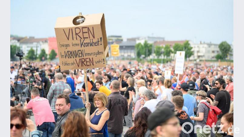 Sehr viel Quatsch auf einem Schild: Ärzte an der Kliniken AG fehlt das Verständnis für derartige Aussagen und Demos ohne Masken mit vielen Menschen auf engen Raum. Bild: Sebastian Gollnow