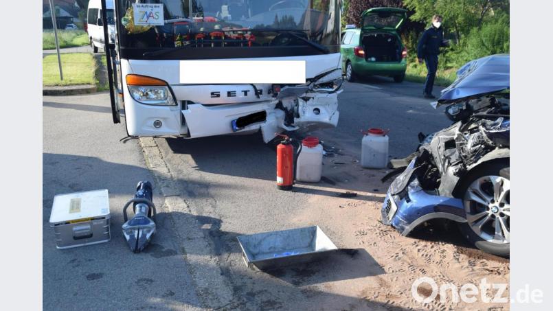Am Dienstagmorgen stießen ein BMW und ein Schulbus zusammen. Die sechs Kinder im Bus blieben zum Glück unverletzt. Die Fahrer mussten hingegen ins Krankenhaus. Bild: Feuerwehr Ursensollen/exb