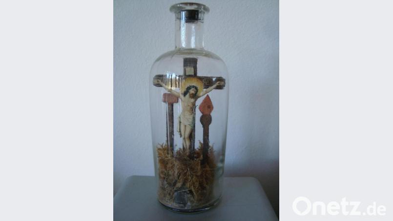 So sieht der Gekreuzigte in der Flasche im Ganzen aus. Bild: schß