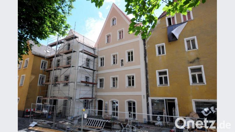 Die ehemalige Büchsenmacherei in der Schiffgasse 3 (zweites Haus von rechts) steht mittlerweile ohne Gerüst da, die Sanierung ist weitgehend abgeschlossen. Bild: Stephan Huber