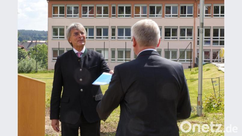Regierungspräsident Axel Bartelt (links) überreichte an Bürgermeister Johannes Reger den den ersten Bewilligungsbescheid für die Schwimmhalle. Bild: JOCHEN NEUMANN 
ERBENDORF