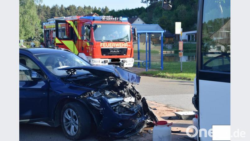 Der Fahrer des Autos musste ebenso ins Krankenhaus wie der Busfahrer. Bild: Feuerwehr Ursensollen/exb