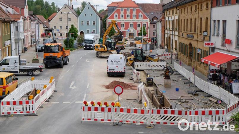 Die Perspektive vom Vogelturm aus bietet einen guten Überblick über die derzeitige Großbaustelle am Vilsecker Marktplatz. Bild: Stefanie Gradl