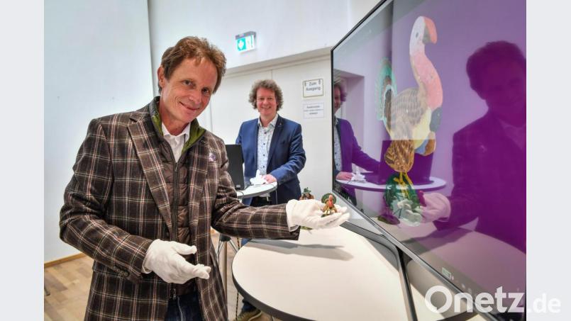 Auf einer Drehscheibe werden die Figuren aus allen Perspektiven fotografiert. Bild: Florian Miedl