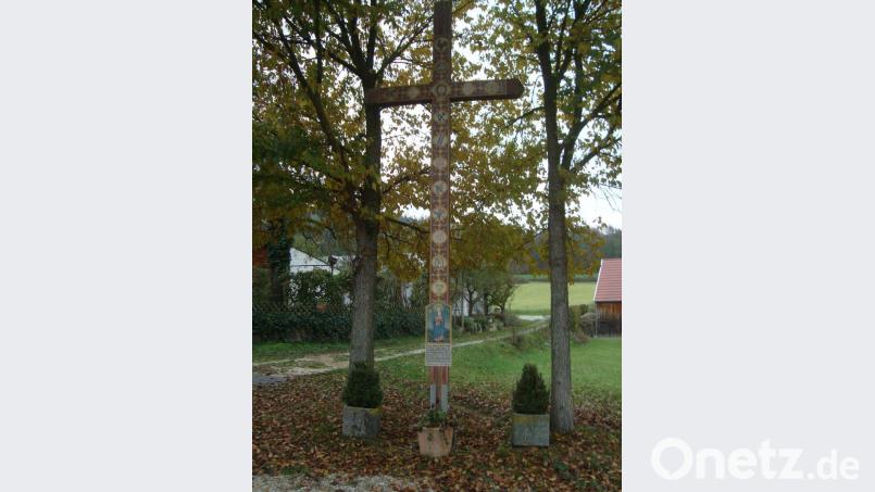 Das Arma-Christi Kreuz in Umelsdorf ist ein Kleinod der Volksfrömmigkeit und eines der wenigen erhaltenen Beispiele für diese historischen Kruzifixe im Landkreis Amberg-Sulzbach. Nur am Ortsrand von Ursulapoppenricht an der ST 2120 und in der Amberger Schulkirche finden Heimatinteressierte diesen Typus. Bild: schß