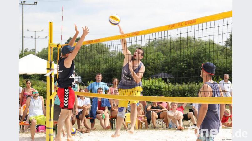 Dutzende Zuschauer beobachteten eng beieinander stets die Schlag-Block-Duelle am Netz. Für Zuschauer und Spieler ist es dabei gleichermaßen schweirig, auf Abstand zu achten. Bild: Michael Klement/exb