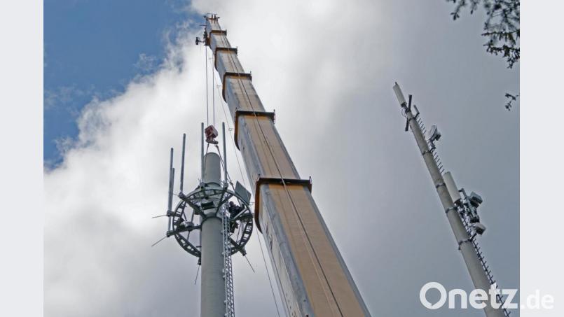 Per Autokran wurde die aufwendige Technik für den neuen Funkturm samt den drei Spezialisten auf die richtige Höhe gehievt und dort gehalten, bis alles montiert war. Bild: tr