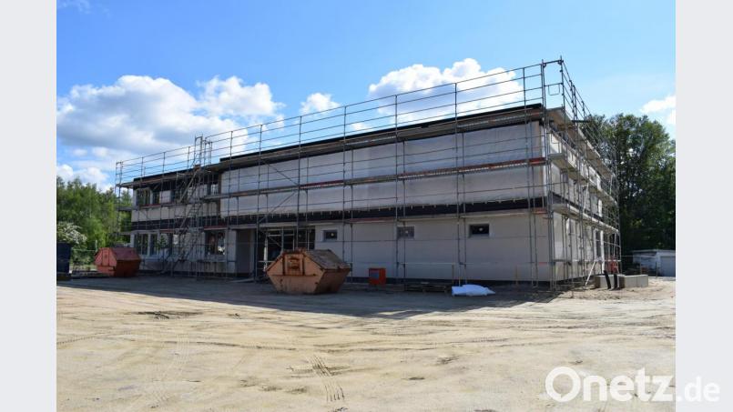 Nach nur 14 Tagen Bauzeit steht der Rohbau für den neuen Unternehmssitz der Kewog in der Falkenberger Straße. Jetzt geht es an den Innenausbau. Ende November soll das Verwaltungsgebäude bezugsfertig sein. Bild: szl