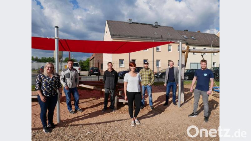 Die Akteure der &quot;WS-SK8-Crew&quot;, der Jungen Union und von &quot;Save the Scene&quot; vor dem neuen Sonnensegel beim Skatepark. Im Bild (von links) Stadträtin Katja Bloßfeldt, Bauhof-Leiter Thomas Ernstberger, Michael Scharnagl, Stadträtin Franziska Heindl, Florian Zimmert, Bürgermeister Bernd Sommer und Christian Fischer. Bild: flm