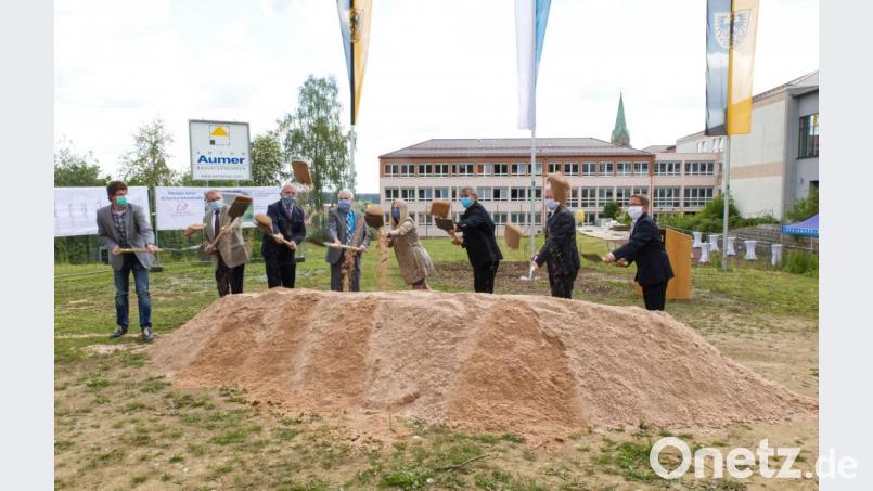 Den Spaten beim obligatorischen Spatenstich nahmen (von rechts) &quot;Gastro&quot;-Geschäftsführer Hans Donko, Bürgermeister Johannes Reger, Regierungspräsident Axel Bartelt, Rektorin Sabine Graser, stellvertretender Landrat Günther Kopp, Bürgermeister Werner Prucker aus Reuth, Zweiter Bürgermeister Herbert Mattes aus Krummennaab und Bauunternehmer Stefan Aumer. . Bild: JOCHEN NEUMANN 
ERBENDORF