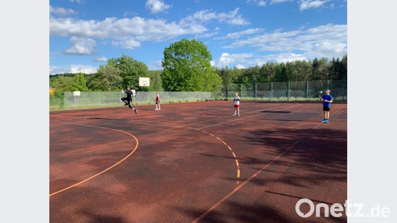Handball trotz der Corona-Pandemie geht auch mit gehörigem Abstand. Bild: exb
