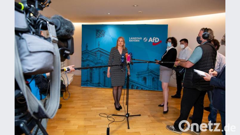 Katrin Ebner-Steiner, Vorsitzende der AfD-Fraktion im bayerischen Landtag, spricht während einer Pause der Fraktionssitzung der AfD im Landtag mit den Journalisten. Bild: Sven Hoppe/dpa