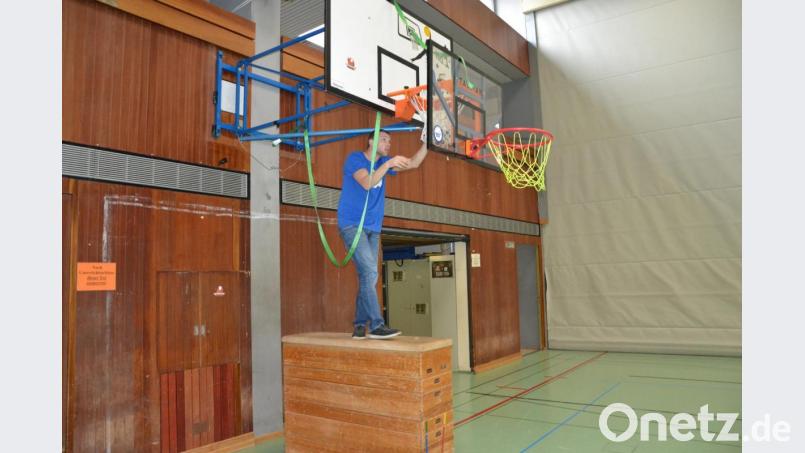 Stefan Merkl installiert in der Sporthalle des Gymnasiums Neustadt/WN eine Bambinibasket-Anlage. Bild: puh