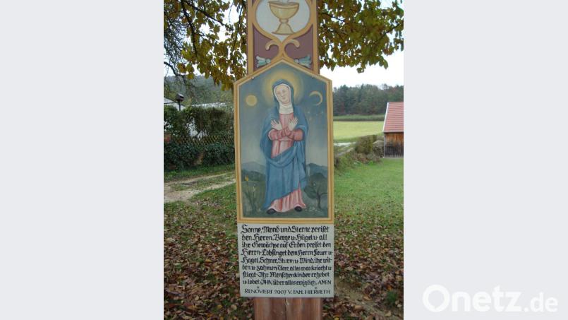 Unter den Symbolen ist ein Bild mit der schmerzhaften Gottesmutter angebracht. Der Spruch am unteren Ende des Kreuzes will dem gläubigen Betrachter die Bedeutung des Todes Christi im Heilsplan Gottes vor Augen führen. Bild: schß