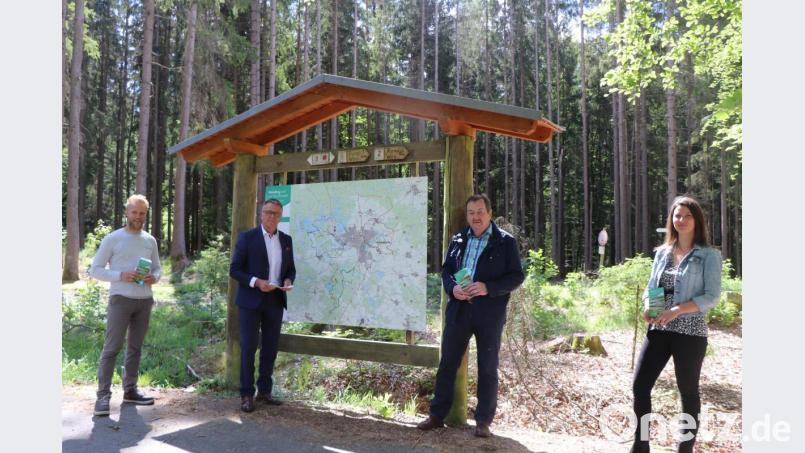 Die neue Wanderkarte zeigt den Besuchern übersichtlich die acht Routen rund um Tirschenreuth. Bei der Vorstellung mit dabei waren (von links) stellvertretender Bauhof-Leiter Michael Dörfler, Bürgermeister Franz Stahl, Wander-Experte Rudi Ehstand und die Leiterin der Tourist-Info, Stefanie Süß. Bild: vlu