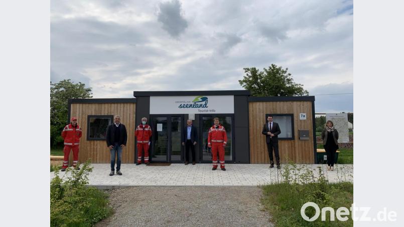 Die Wasserwacht ist gerüstet für den Wachdienst an den Seen in der Region. Dies ging aus einer Besprechung mit (von links) Thomas Meier, Joachim Häring, Roland Vogt, Bürgermeister Harald Bemmerl, Wolfgang Dantl, Landrat Thomas Ebeling und Verena Danner hervor. Bild: Elisabeth Stehr/exb