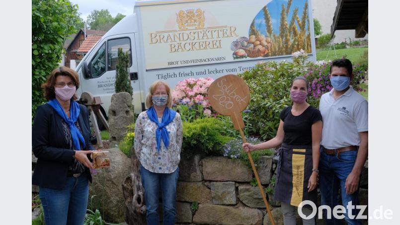 Zur Übergabe der Spendenbox trafen sich die Frauenbund-Vertreter Heike Krafczyk und Gertraud Hummer mit Andreas und Veronika Brandstätter. Bild: tkr
