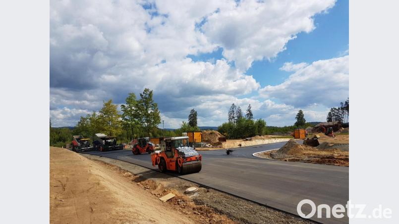 Die Asphaltierungsarbeiten an der Staatsstraße von Moosbach nach Lohma mit Anschluss des Gewerbegebiets „Hammermühle“ sind abgeschlossen. Bild: gi