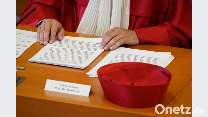 Stephan Harbarth, Vorsitzender des Ersten Senats und neuer Präsident des Bundesverfassungsgerichts, verkündet das Urteil zum Versorgungsausgleich bei Ehescheidungen. Bild: Uli Deck/dpa