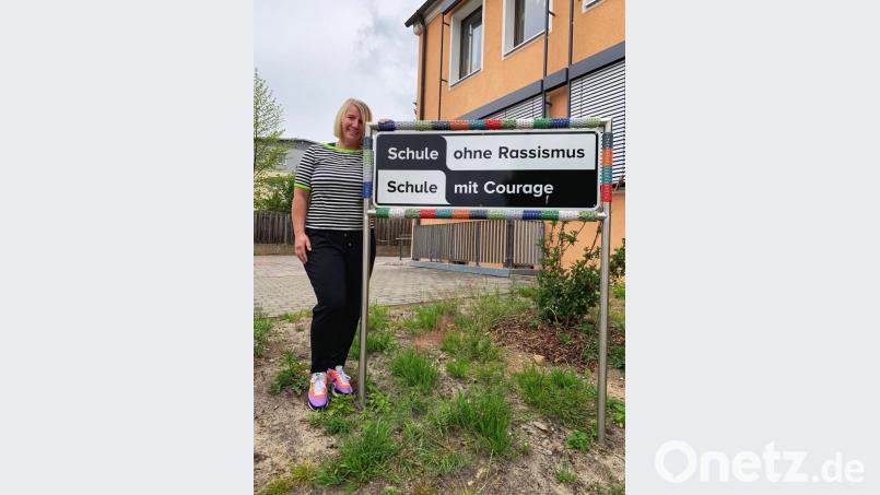 Die Coronakrise nutzt Susanne Preißinger für kreative Betätigung. Das Schild vor der Markus-Gottwald-Schule in Eschenbach ziert jetzt eine ihrer bunten Häkelarbeiten. Bild: myd