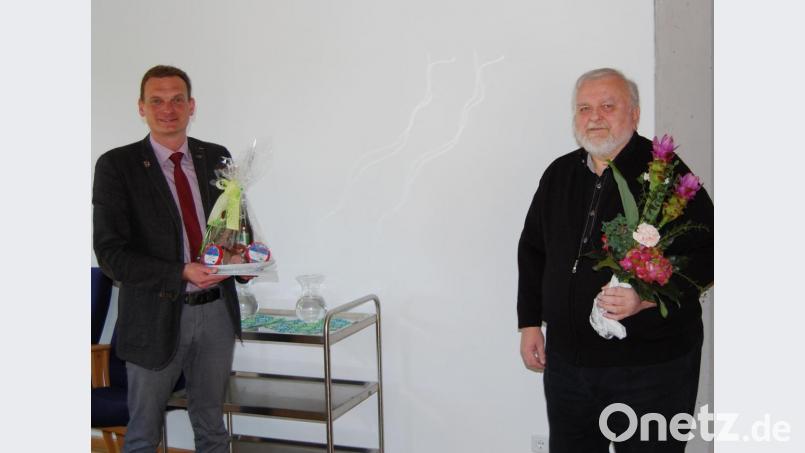 „Du warst die treue Seele des Schulverbandes“, meint Bürgermeister Ernst Schicketanz (links) bei der Verabschiedung des langjährigen Schulverbandsmitgliedes Karl-Heinz Krall. Bild: sm