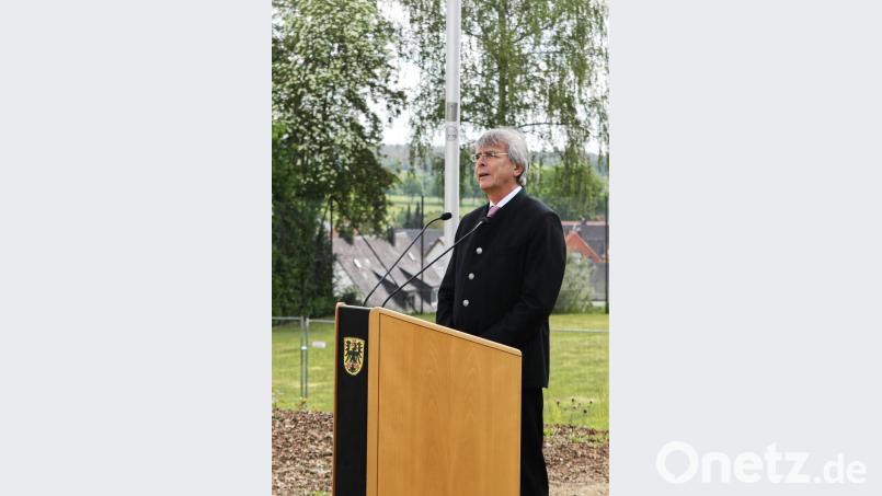 Regierungspräsident Axel Bartelt gedenkt der vielen Corona-Toten im Landkreis Tirschenreuth. Bild: JOCHEN NEUMANN 
ERBENDORF