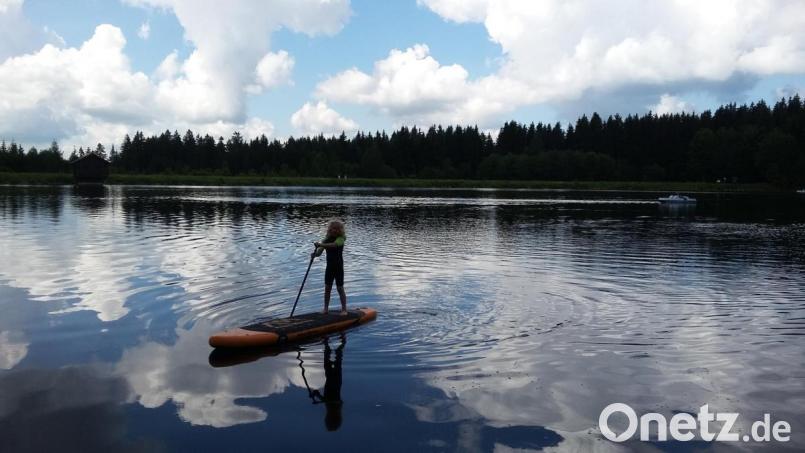 Stand-Up-Paddling liegt immer nich im Trend. auch am schönen Fichtelsee, wo man sich auch bei einem gemütlichen Spaziergang in herrlicher Umgebung prächtig entspannen kann. Bild: gis