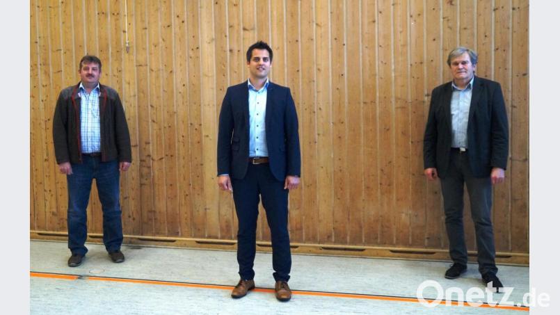 Werner Winderl (rechts), Rektor der Mittelschule Oberviechtach, freut sich auf die Zusammenarbeit mit den neu gewählten Vorsitzenden der Schulverbandsversammlung, Bürgermeister Rudolf Teplitzky (Mitte) und dessen Stellvertreter Reinhard Kreuzer (Schönsee). Bild: weu