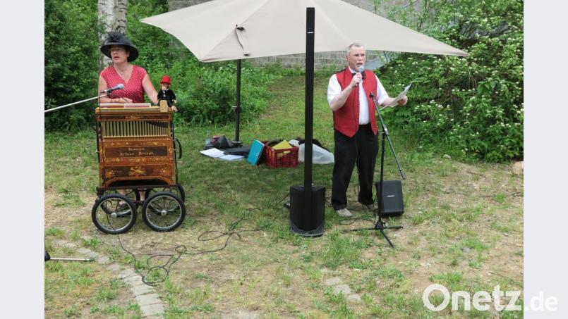 Albin Zeitler (rechts) und Ingrid Krämer erfreuten die Senioren im Haus Falkenstein mit ihrer Drehorgelmusik. Bild: jz