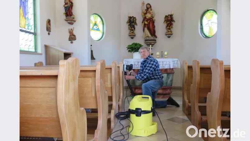Die Restaurierung der Kirchenbänke in der Herz-Jesu Kapelle hat sich Adolf Legath heuer vorgenommen. Bild: jzk