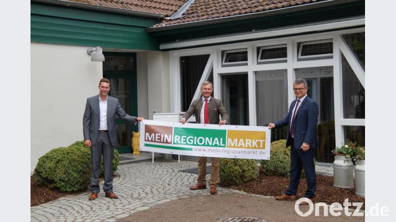 Bürgermeister Martin Birner (rechts) zeigte sich höchst erfreut über die Eröffnung von „Mein Regionalmarkt“ und dankte Jürgen Donhauser (Mitte) und Regionalmarktleiter Matthias Pöll für die Initiative und die Umsetzung. Bild: weu